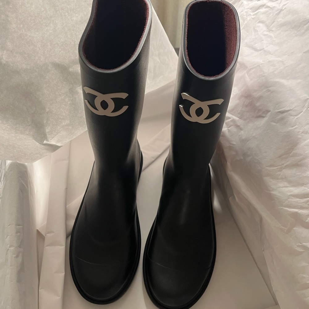 Chanel rain boots. BRAND NEW/Unworn. Perfect condition. Sz 39 (9)